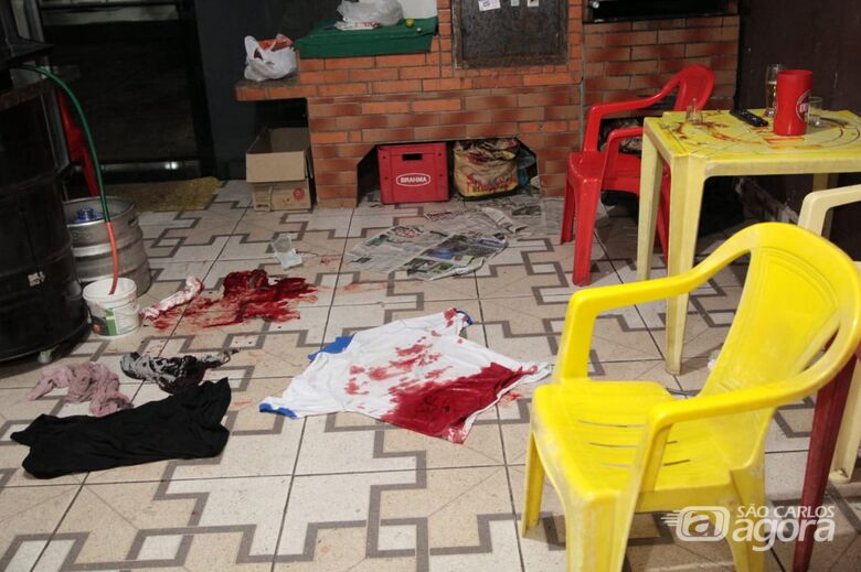 Chão manchado de sangue após o comerciante ter sido baleado - Crédito: Arquivo/SCA
