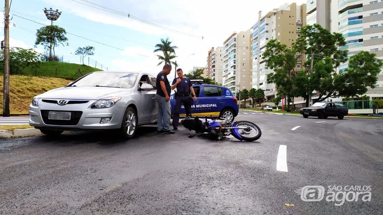 Acidente entre carro e moto deixou motociclista ferido - Crédito: Maycon Maximino