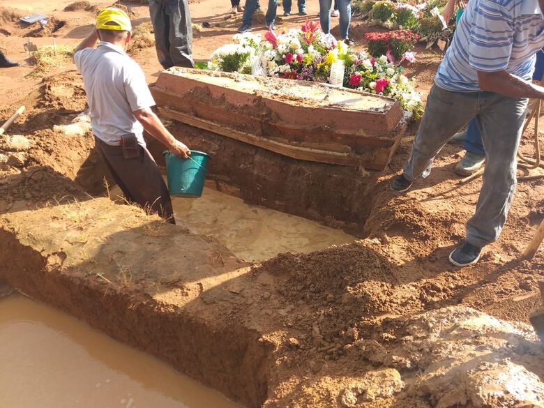 Coveiros tentaram sepultar o corpo de uma mulher em uma cova inundada - Crédito: GCN Franca