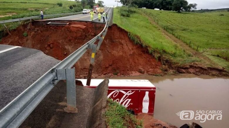 Caminhão com bebidas e dois carros foram engolidos pela cratera - Crédito: Divulgação