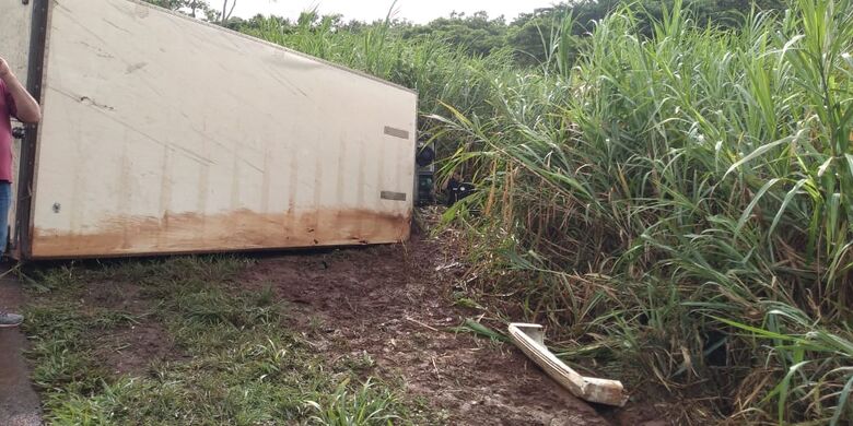 Motorista morre após dormir e caminhão tombar na SP-255 - Crédito: Araraquara 24 horas