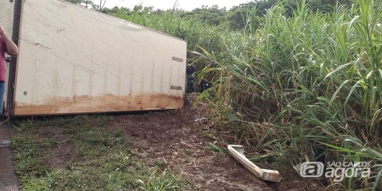 Motorista morre após dormir e caminhão tombar na SP-255 - Crédito: Araraquara 24 horas
