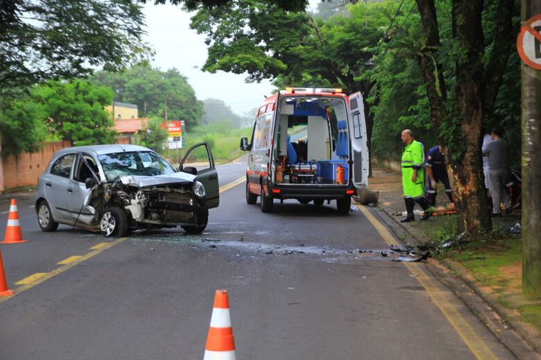 Carro ficou com a frente destruída - Crédito: Marco Lúcio