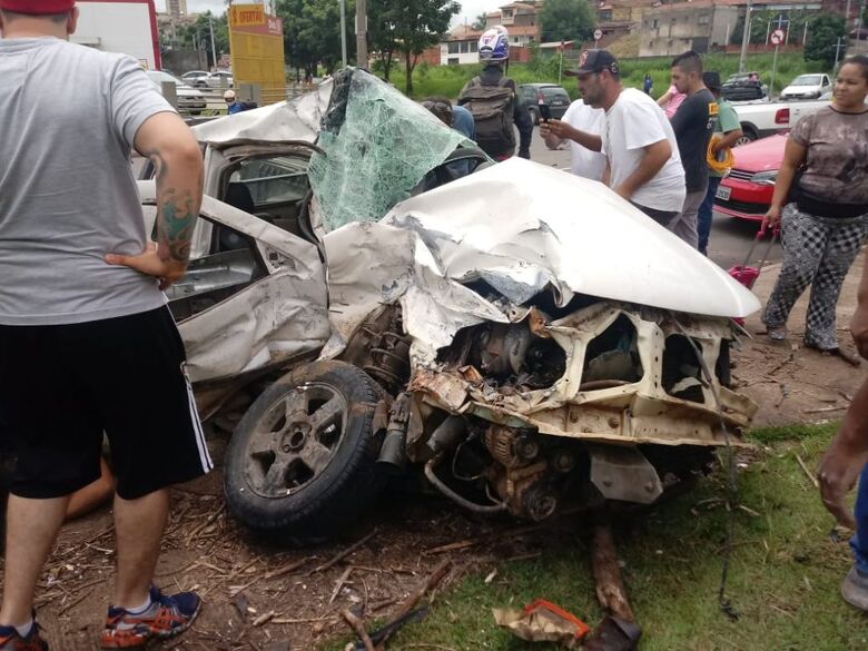 Carro onde o casal estava ficou destruído - Crédito: Colaborador