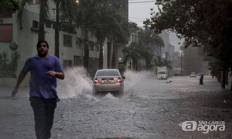 Chuva causa transtornos na capital - Crédito: Agência Brasil