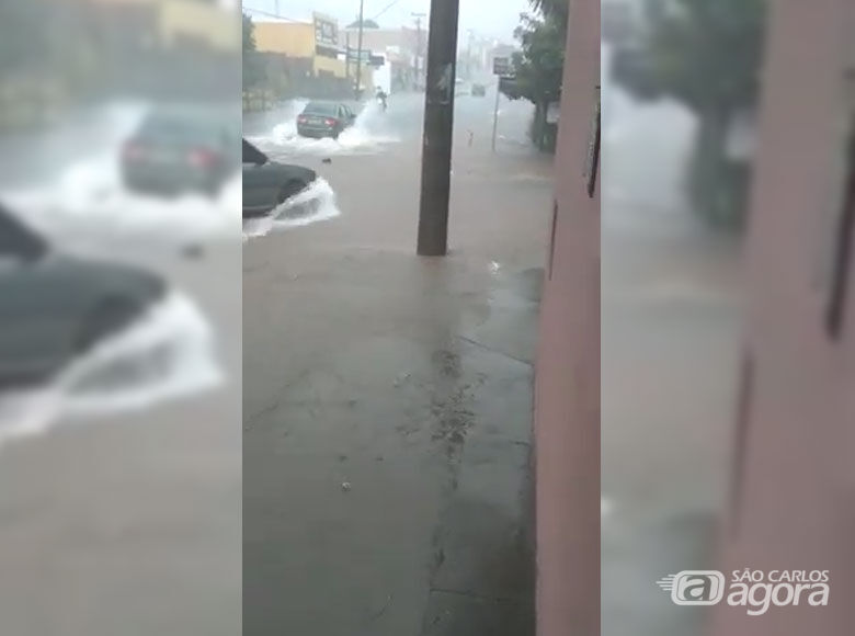 Chuva provoca transtornos na zona sul de São Carlos - Crédito: reprodução