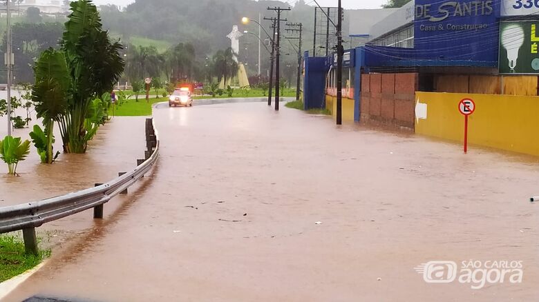 Córregos transbordam e região do Cristo volta a sofrer com a enchente - Crédito: Maycon Maximino e Whatsapp SCA