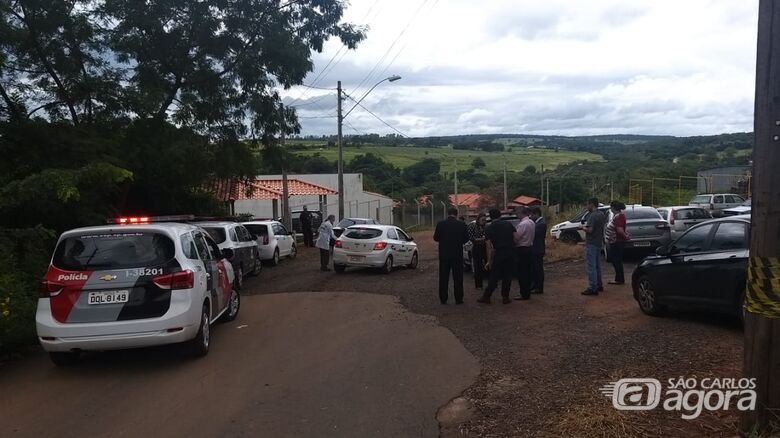 Movimentação durante a reconstituição do assassinato do Prefeito de Ribeirão Bonito - Crédito: Colaborador/SCA