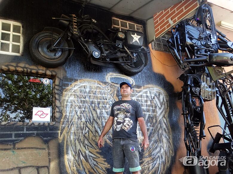 Borelli com uma das esculturas: criatividade e um apaixonado por motos - Crédito: Marcos Escrivani