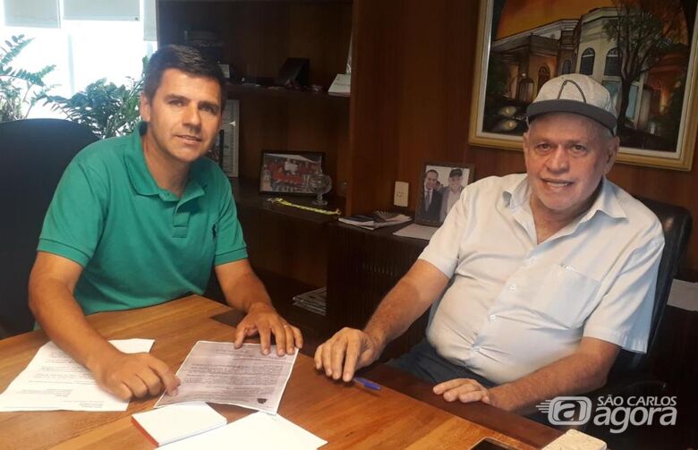 Edson Ferreira em reunião com o prefeito Airton Garcia, que acatou a sugestão para ampliar prazo - Crédito: Divulgação