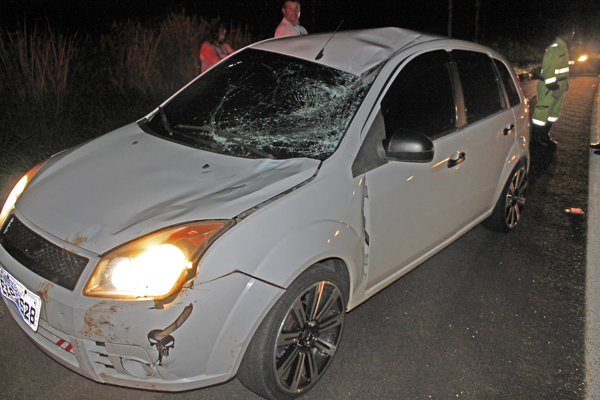 Carro que atingiu o ciclista - Crédito: Foto: DL/DESTAQUE1000.COM