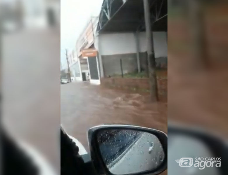 Vídeo mostra forte enxurrada na avenida São Carlos - Crédito: Reprodução