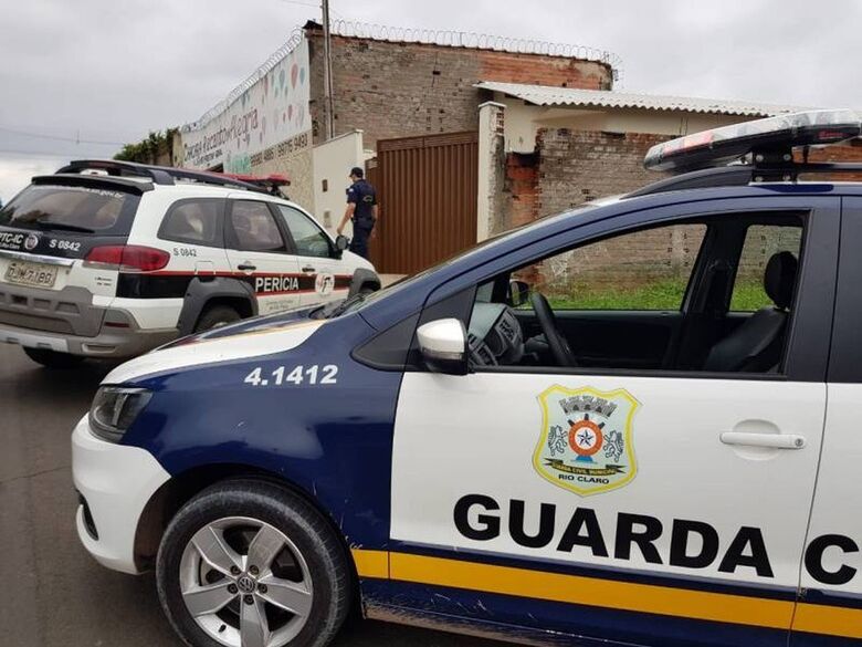 Movimentação policial na frente da casa onde ocorreu o crime - Crédito: Divulgação