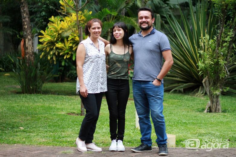 Monick com os pais na primeira visita ao ICMC - Crédito: Reinaldo Mizutani