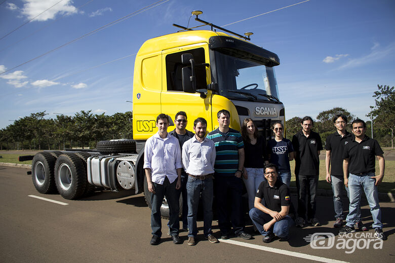 O professor Osório (o quarto da esquerda para a direita em pé) com a equipe do Laboratório de Robótica Móvel do ICMC. Segundo ele, um veículo dirigido por humanos pode ser mais inseguro do que um carro autônomo. - Crédito: Paulo Arias