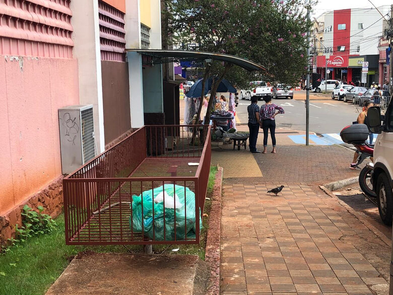 Habitação atende pedido da ACISC e instala lixeira na baixada do Mercado - Crédito: Divulgação
