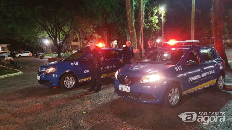 Guardas e agentes da fiscalização impediram realização de festa irregular na Praça XV - Crédito: Colaborador