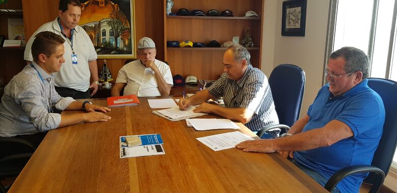 Prefeito assina ordem de serviço para reforma do Banco de Alimentos -