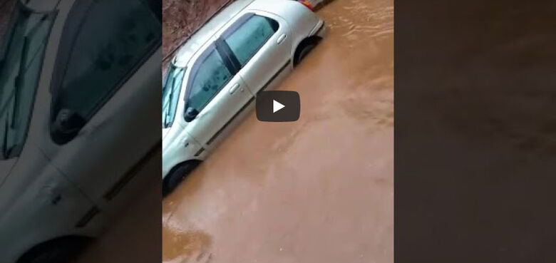 Vídeo mostra carro boiando em alagamento no pontilhão da Praça Itália - Crédito: reprodução
