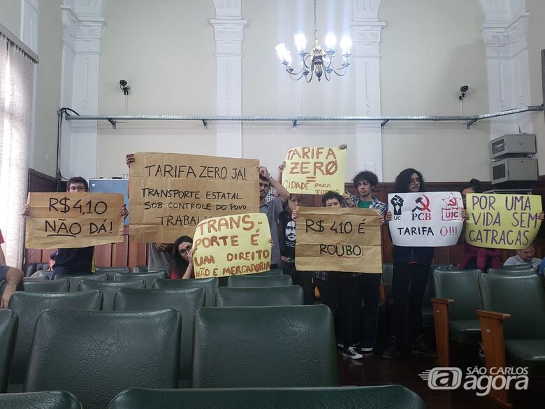 Manifestantes protestaram contra o aumento na tarifa de ônibus em São Carlos - Crédito: SCA