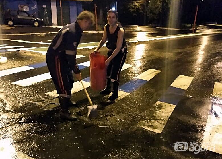 Funcionários do Samu tapam buracos no asfalto para evitar acidentes - Crédito: Colaborador