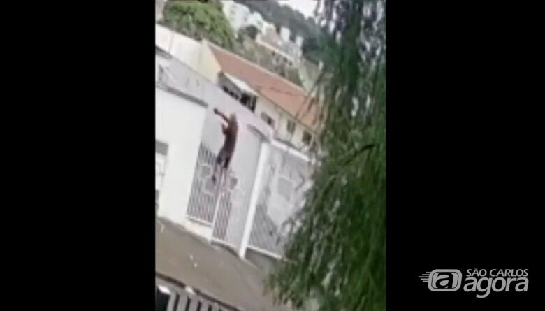Polícia tenta identificar homem que está invadindo casas e condomínios no Paulistano - Crédito: Reprodução