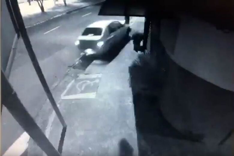 Vídeo mostra carro derrubando poste na Vila Prado; motorista estava com sinais de embriaguez - Crédito: Reprodução