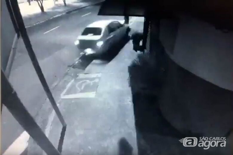 Vídeo mostra carro derrubando poste na Vila Prado; motorista estava com sinais de embriaguez - Crédito: Reprodução