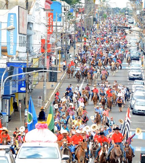 Milhares de amazonas e cavaleiros irão colorir o centro de São Carlos durante a Cavalgada Solidária - Crédito: Divulgação