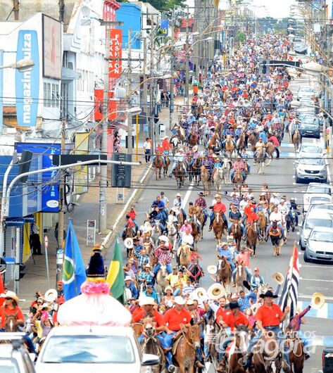 Milhares de amazonas e cavaleiros irão colorir o centro de São Carlos durante a Cavalgada Solidária - Crédito: Divulgação