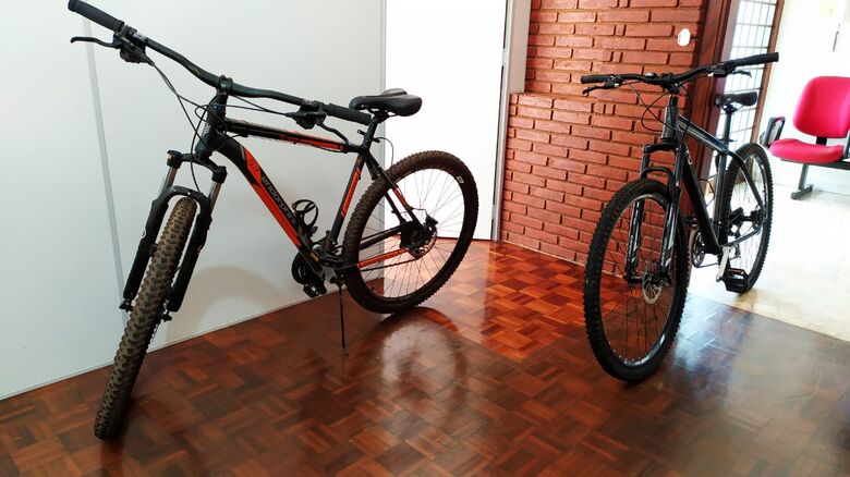 As bikes recuperadas pela PM após deter, com a ajuda de populares, o acusado do crime no Fagá - Crédito: Maycon Maximino