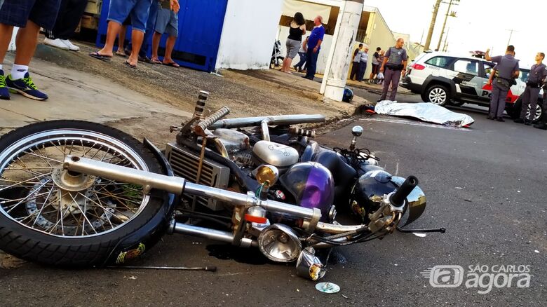 Ao fundo, a vítima sem vida: em primeiro plano a moto que colidiu em um poste - Crédito: Maycon Maximino
