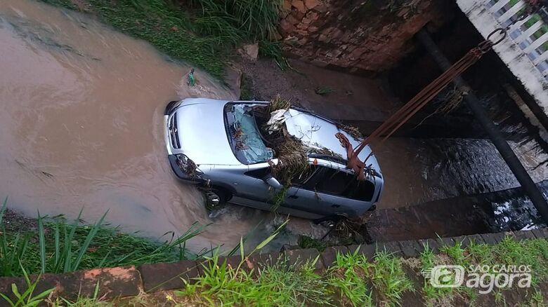 Carro desceu a rua e "mergulhou" no Gregório - Crédito: Colaborador/SCA