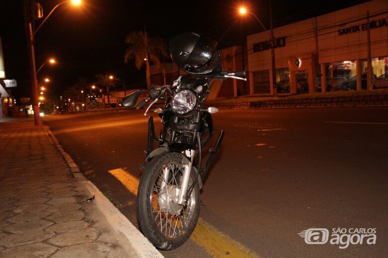 Motociclista bate em canteiro central da Getúlio Vargas após ser atingido na traseira - Crédito: Marco Lúcio