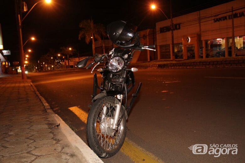 Motociclista bate em canteiro central da Getúlio Vargas após ser atingido na traseira - Crédito: Marco Lúcio