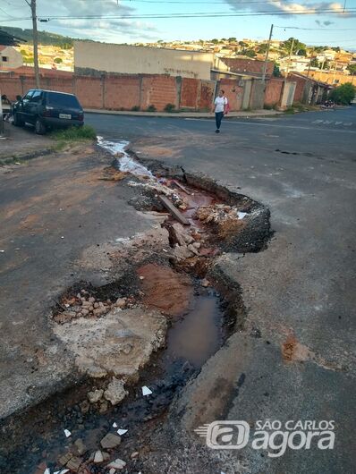 Buraco imenso rasga rua no Cidade Aracy II - Crédito: Divulgação