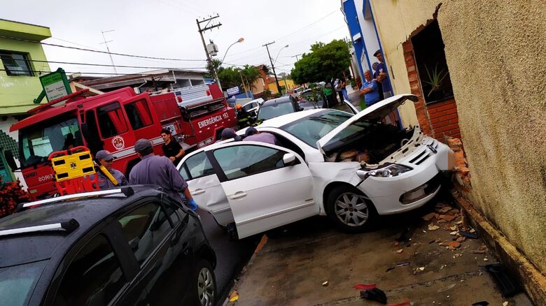 Carro colidiu com violência em muro de uma casa: casal de idosos ferido - Crédito: Maycon Maximino