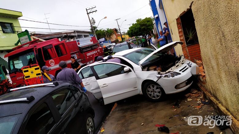Carro colidiu com violência em muro de uma casa: casal de idosos ferido - Crédito: Maycon Maximino
