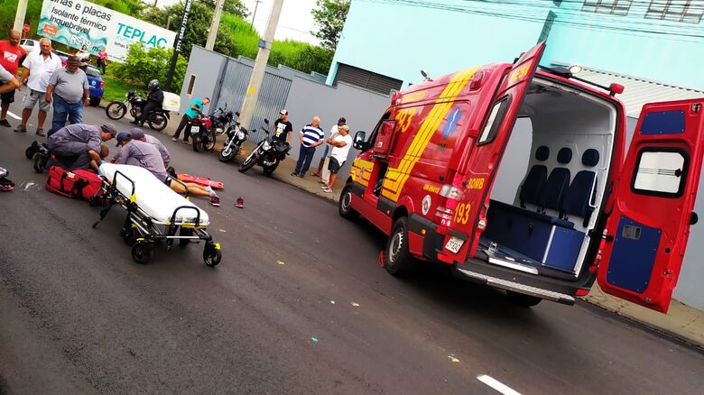 Bombeiros prestam atendimento à vítima: trauma na cabeça - Crédito: Maycon Maximino