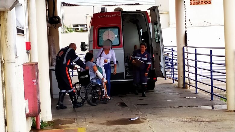Vítima foi encaminhada à Santa Casa para atendimento médico - Crédito: Maycon Maximino