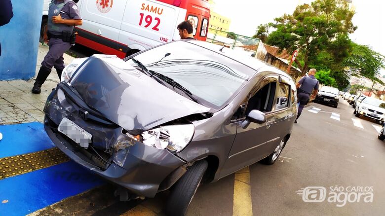 Van avança pare, é atingida por carro e bate em grade no Centro - Crédito: Maycon Maximino