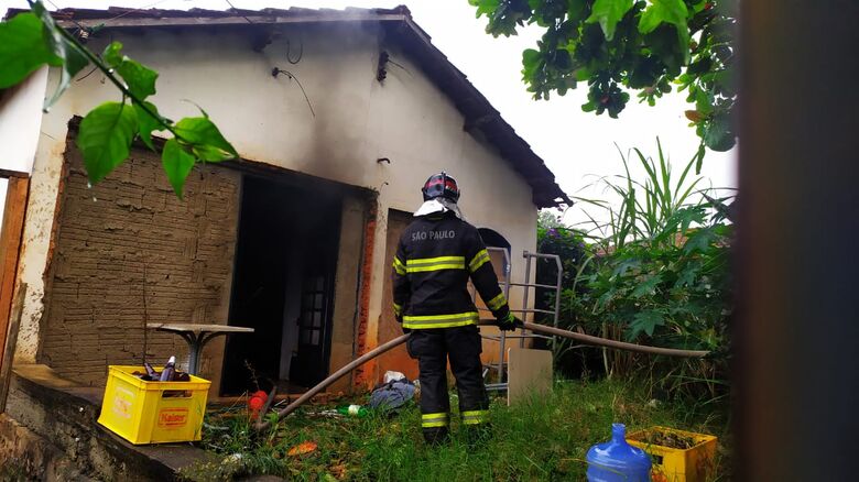 Incêndio criminoso danifica casa abandonada na Vila Elizabeth - Crédito: Maycon Maximino
