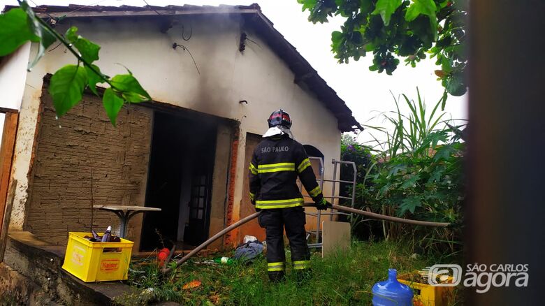 Incêndio criminoso danifica casa abandonada na Vila Elizabeth - Crédito: Maycon Maximino