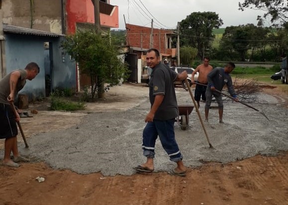 Moradores durante o mutirão: "dignidade para entrar em casa", disse Edileuza - Crédito: Divulgação