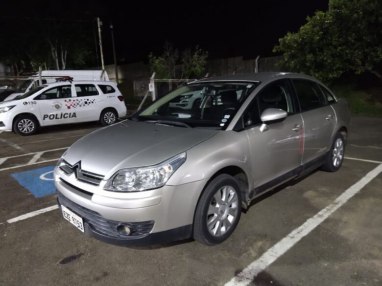 Carro usado em roubo é reconhecido e irmãos são detidos - Crédito: Luciano Lopes