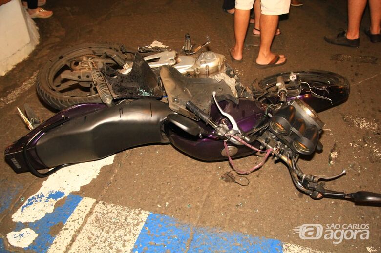 Duas pessoas ficam feridas em colisão entre carro e moto no Centro - Crédito: Marco Lúcio