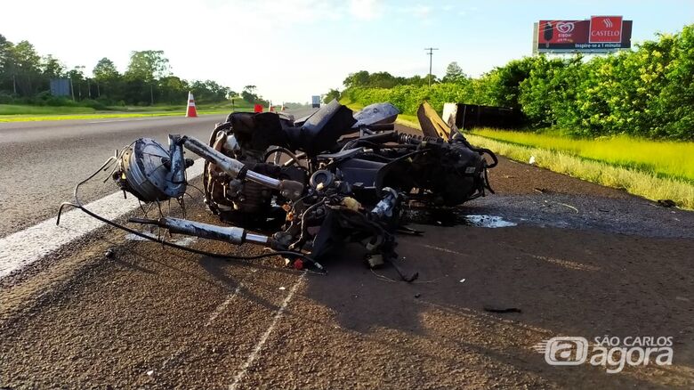 Moto foi arrastada por mais de cem metros: motociclista morreu na hora - Crédito: Maycon Maximino
