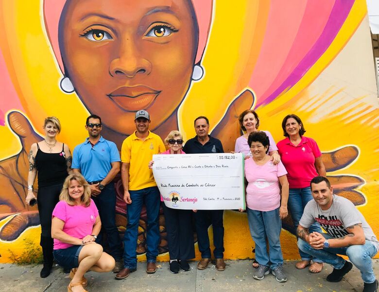 A entrega oficial do cheque: Cavalgada Solidária superou R$ 55 mil - Crédito: Divulgação