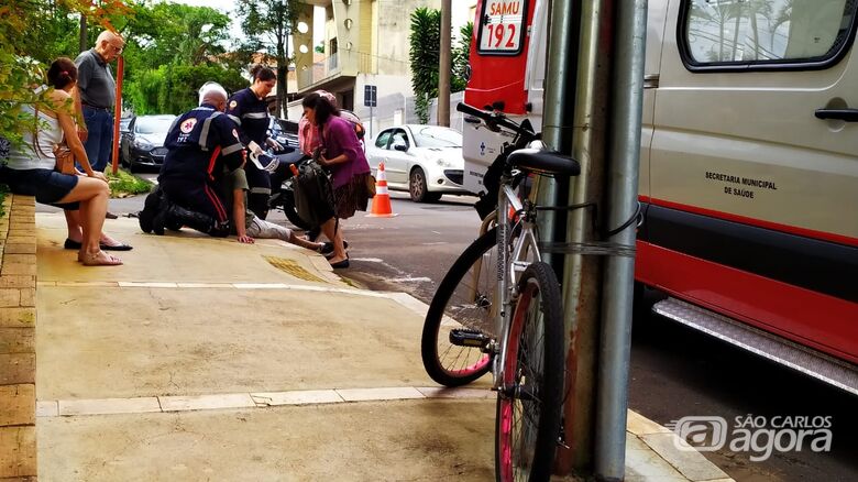 Ciclista é atendido pelos socorristas: trauma na cabeça - Crédito: Maycon Maximino