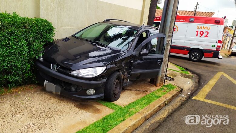 Peugeot foi parar em cima da calçada e ficou entalado - Crédito: Maycon Maximino